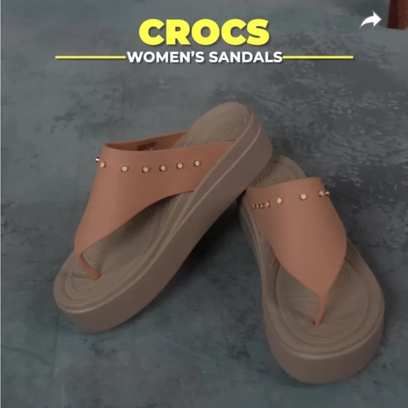 CROCS Shoes - Crocs women’s studded Brooklyn flip flop wedges size 6